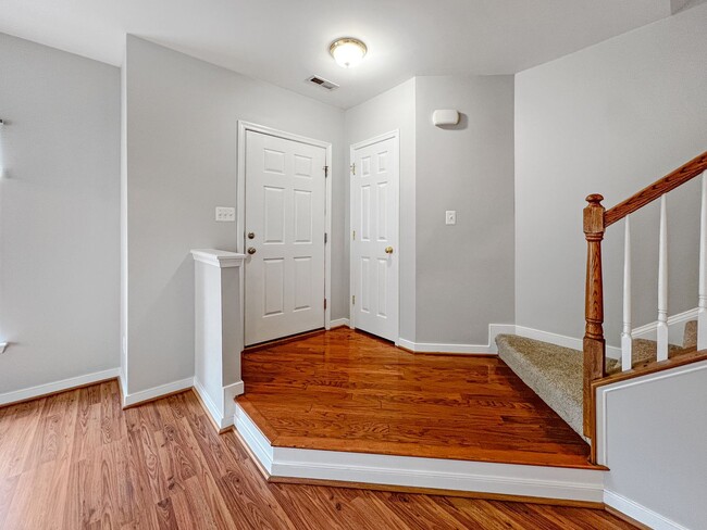 Building Photo - Move-In Ready Townhome Near Chippenham Par...
