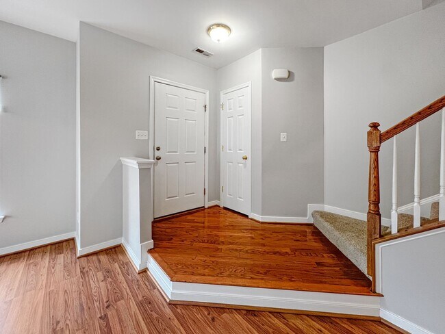 Foto del edificio - Move-In Ready Townhome Near Chippenham Par...
