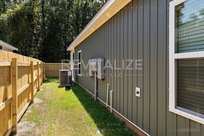 Building Photo - 129 Harris Ave