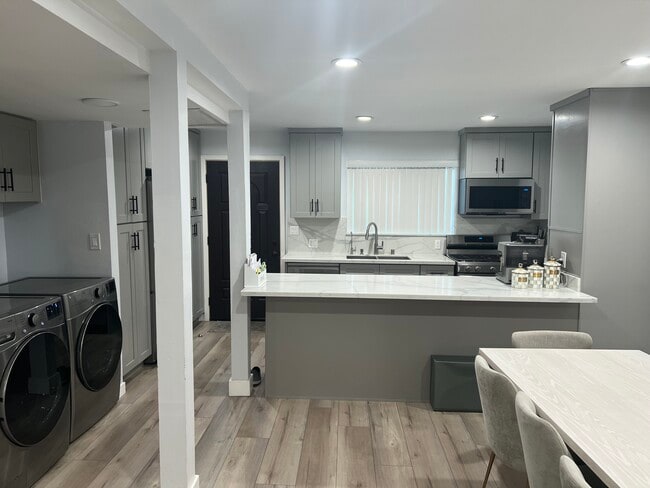 Foto del edificio - 429 E Providencia Ave