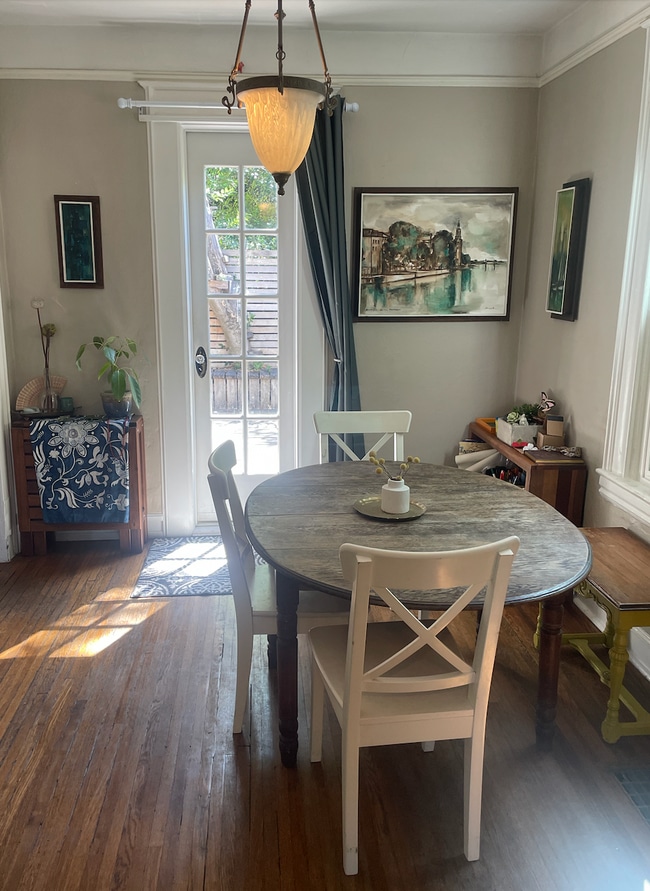 Comedor con suelos de madera noble. Mucha luz natural. - 222 NE 53rd Ave