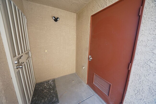 Foto del edificio - SHOWINGS AVAILABLE NOW
