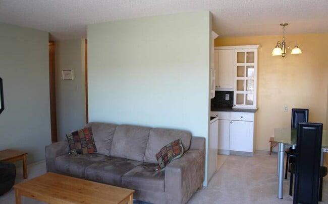 Building Photo - 833 Wollaston Crescent