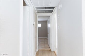 Building Photo - 1300 E Nelson Ave