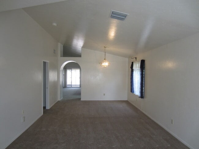 Foto del edificio - Attractive & Spacious 3 Bedroom with Den o...