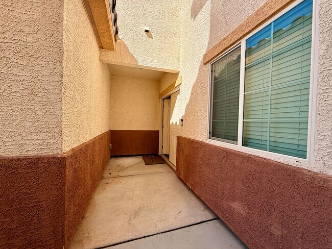Foto del edificio - 3 BED 2.5 BATH 2 CAR GARAGE TOWNHOUSE w/ PRIVATE BACKYARD in GATED COMMUNITY.