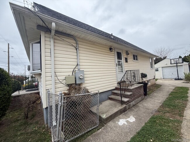 Building Photo - 573 Lakeville Rd