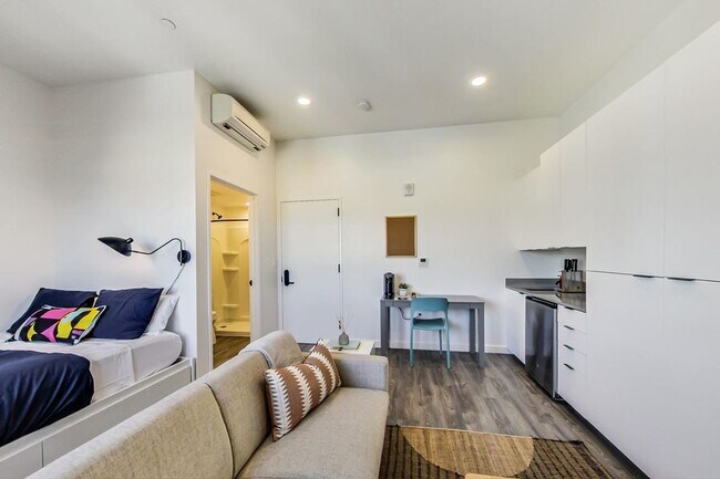 Building Photo - New Luxury Apartment at Artthaus Six. 3 mo...