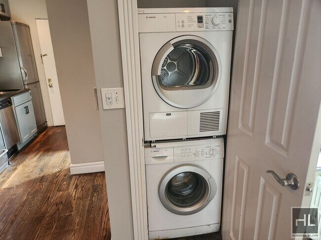 Foto del edificio - BEAUTIFUL SUN-KISSED NO-FEE 1 BED IN PRIME...