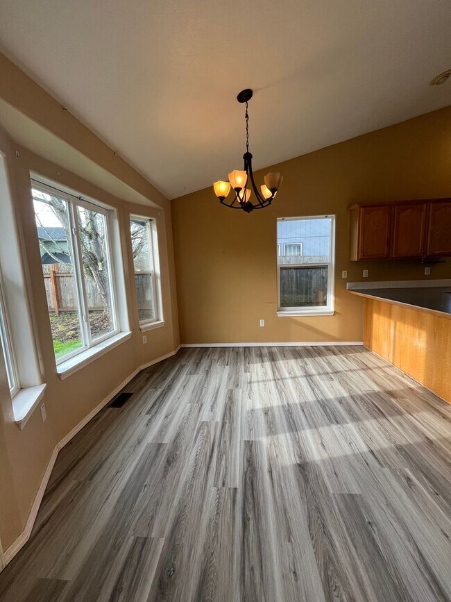 Foto del edificio - 3-Bedroom 2-Bathroom home in West Eugene