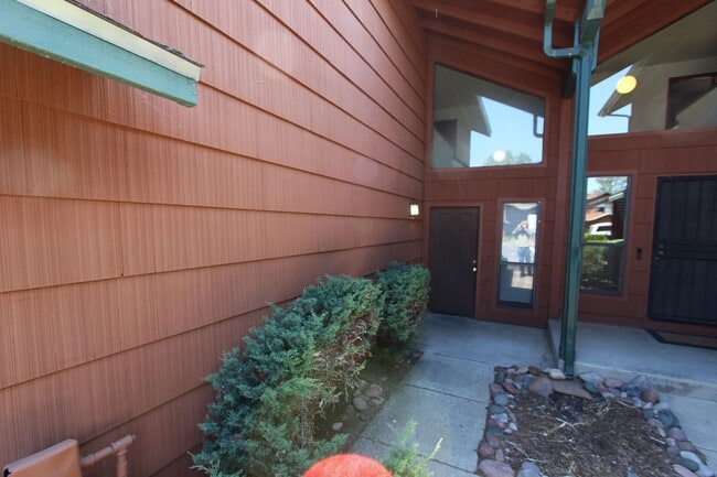 Foto del edificio - Bright 2BR Townhome in Boyington Heights | Private Balcony + Fenced Backyard