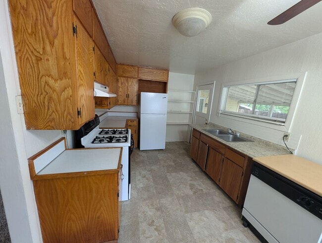 Building Photo - 2 bedroom one bath House in Shasta Lake