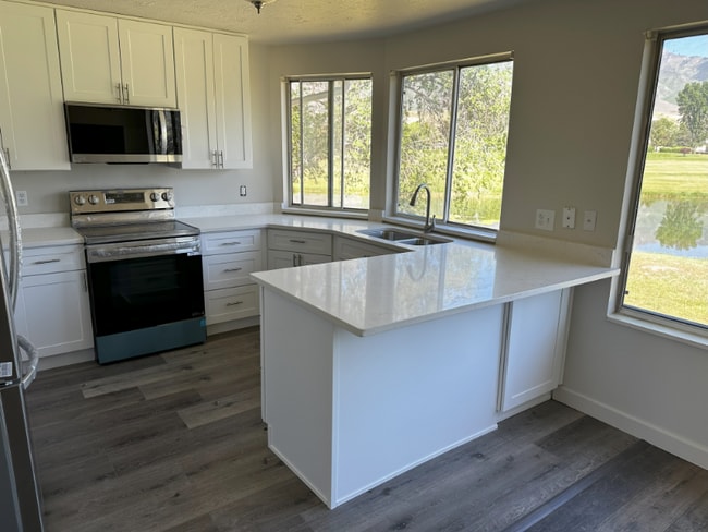 Building Photo - 460 Country Club Dr