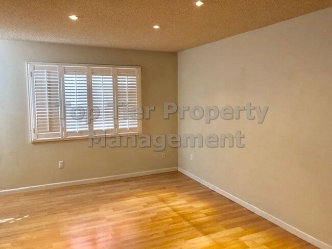 Building Photo - 2bd/1.5ba, 1,112 sf Concord Townhome available for Lease