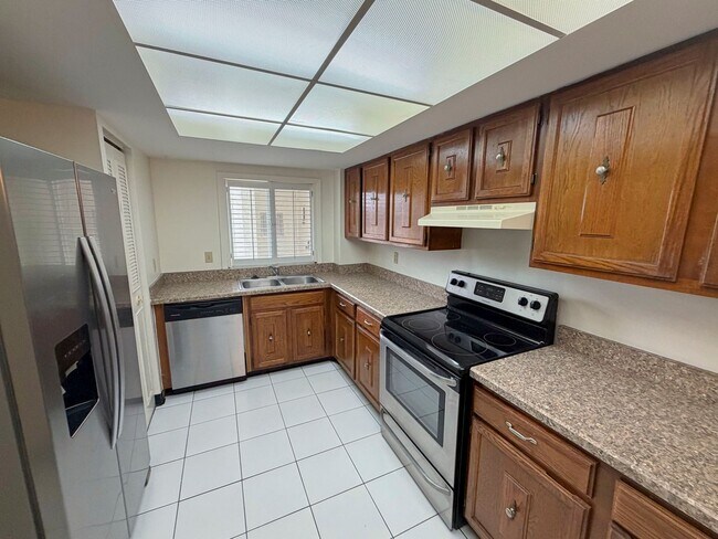 Foto del edificio - Spectacular Ocean front ground floor unit , just steps away from water and sand