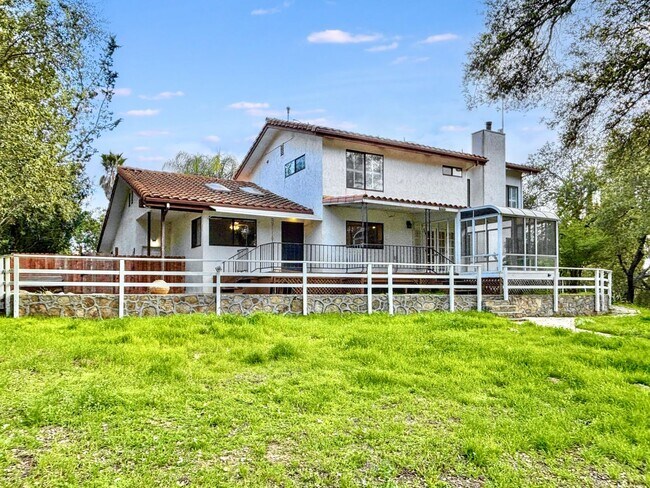Foto del edificio - 3 Bed & 2.5 Bath House in Fallbrook, CA / ...