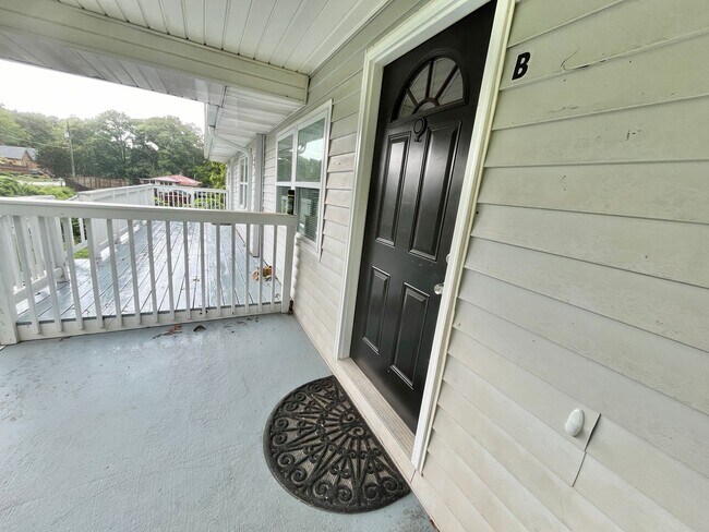 Building Photo - 4415 Oak Street ^..^