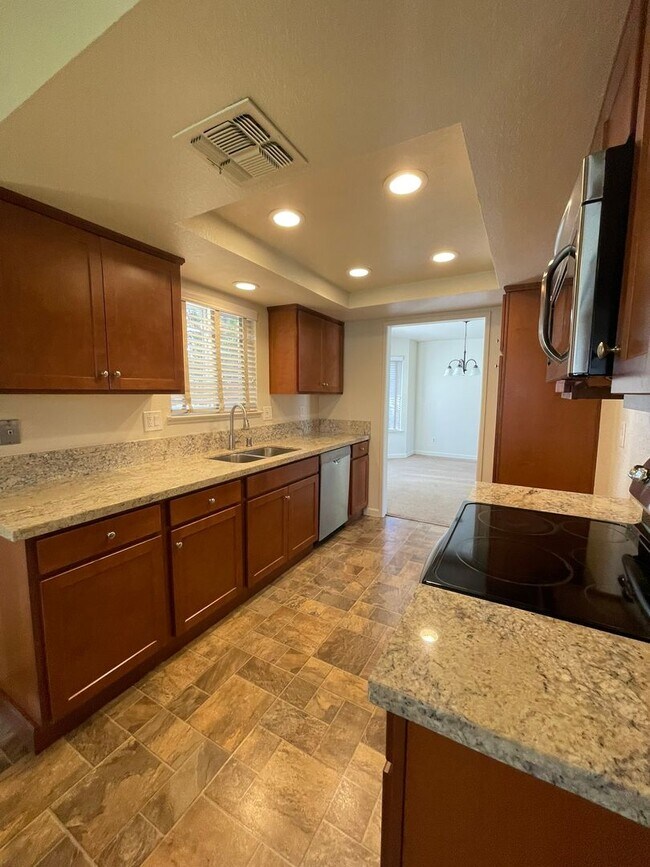 Building Photo - 3 Bedroom 2.5 Bath Home with Huge Covered Patio in Backyard!