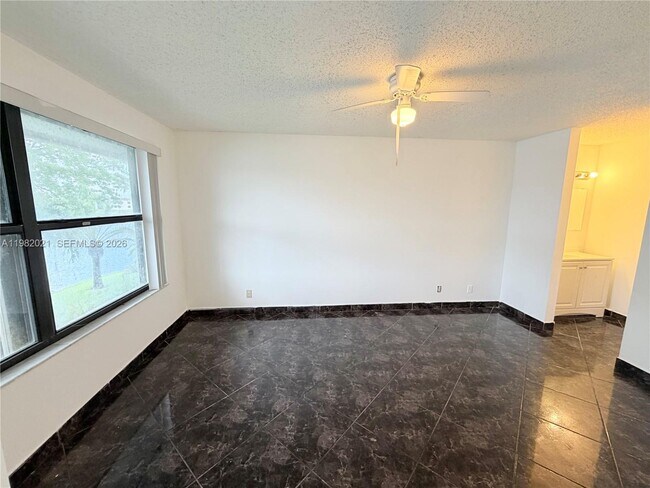 Foto del edificio - 206 Lake Pointe Dr