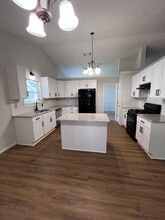 Building Photo - 670 Paris Dr