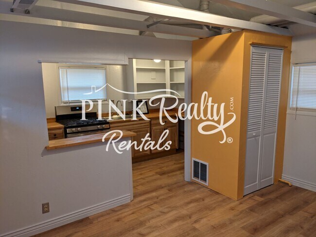 Building Photo - Nice 2 Bedroom in Desirable Manitou Springs!