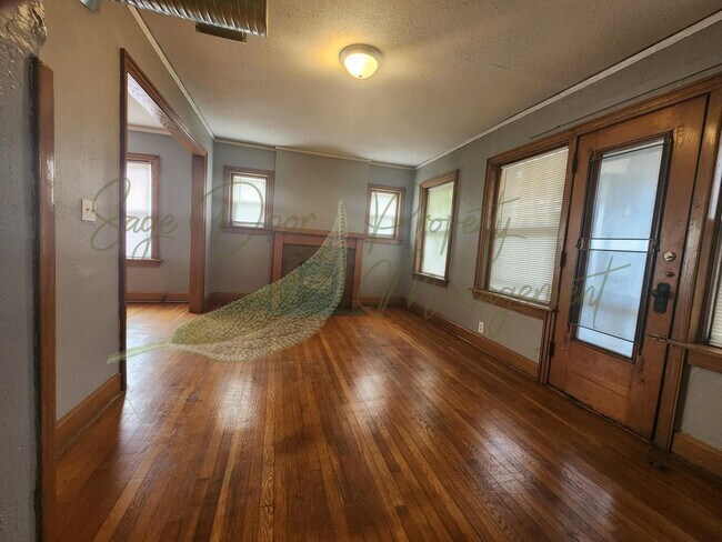 Foto del edificio - ORIGINAL HARDWOOD FLOORS!!!