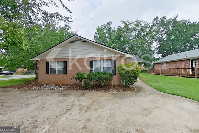 Building Photo - 305 Deer Park Dr