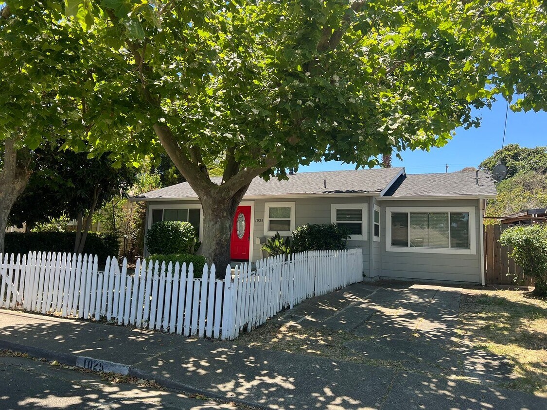 Primary Photo - **PENDING** 4 Bedroom, 2 Bathroom House In...