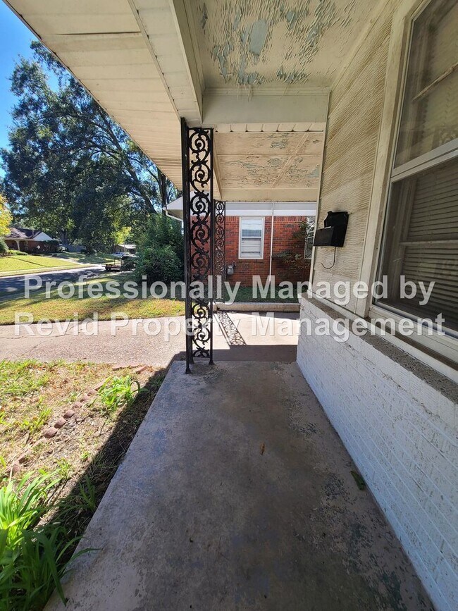 Building Photo - Spacious 3 Bedroom Home in Colonial Acres!