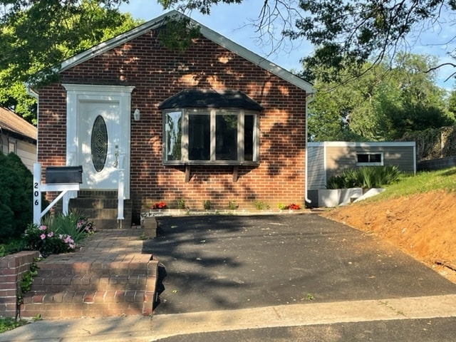 Charming 3 bedroom bungalow - 206 S DuPont Rd