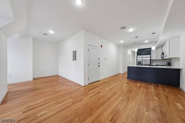 Building Photo - 52 James St