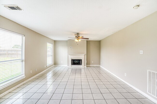 Building Photo - 518 Foxglove Dr