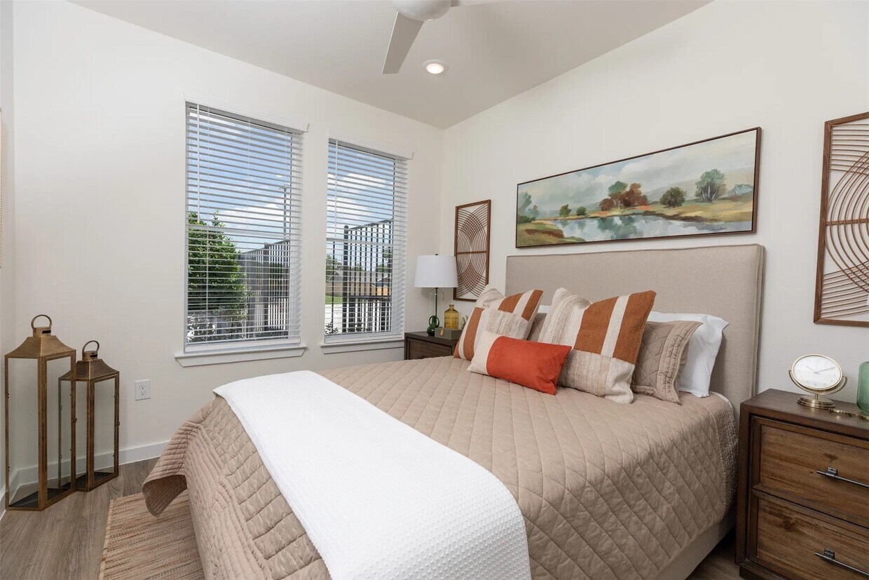 Foto principal - 1690 North Loop