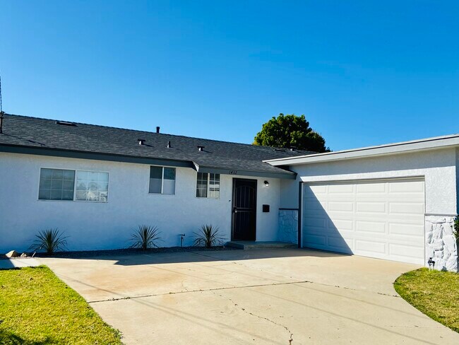 Large 2 car garage - 1432 Transite Ave