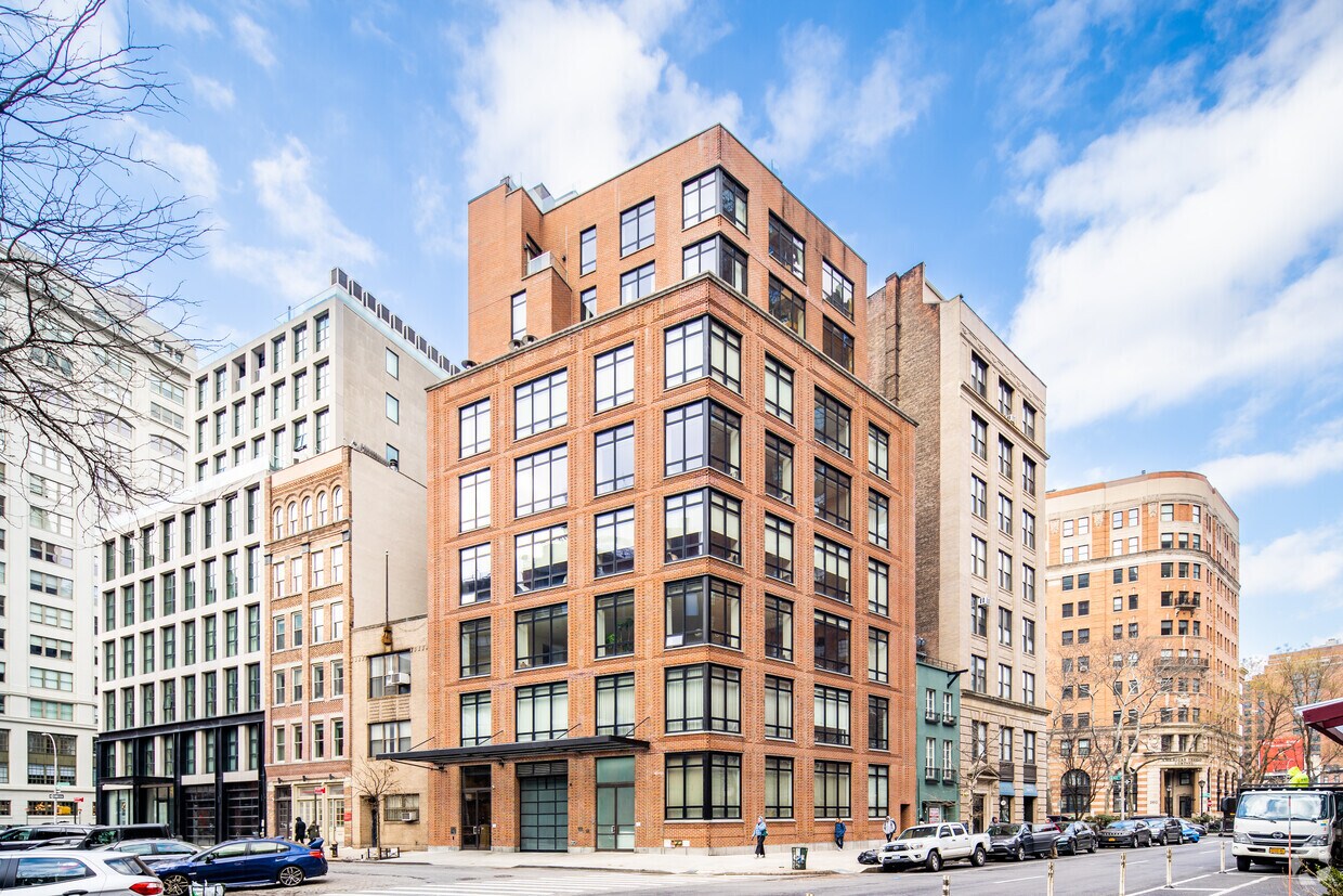 Foto principal - 1 N Moore St