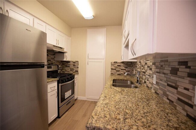 Building Photo - 102 E Lola Dr