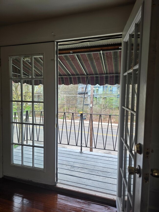 Foto del edificio - 2-bedroom upper