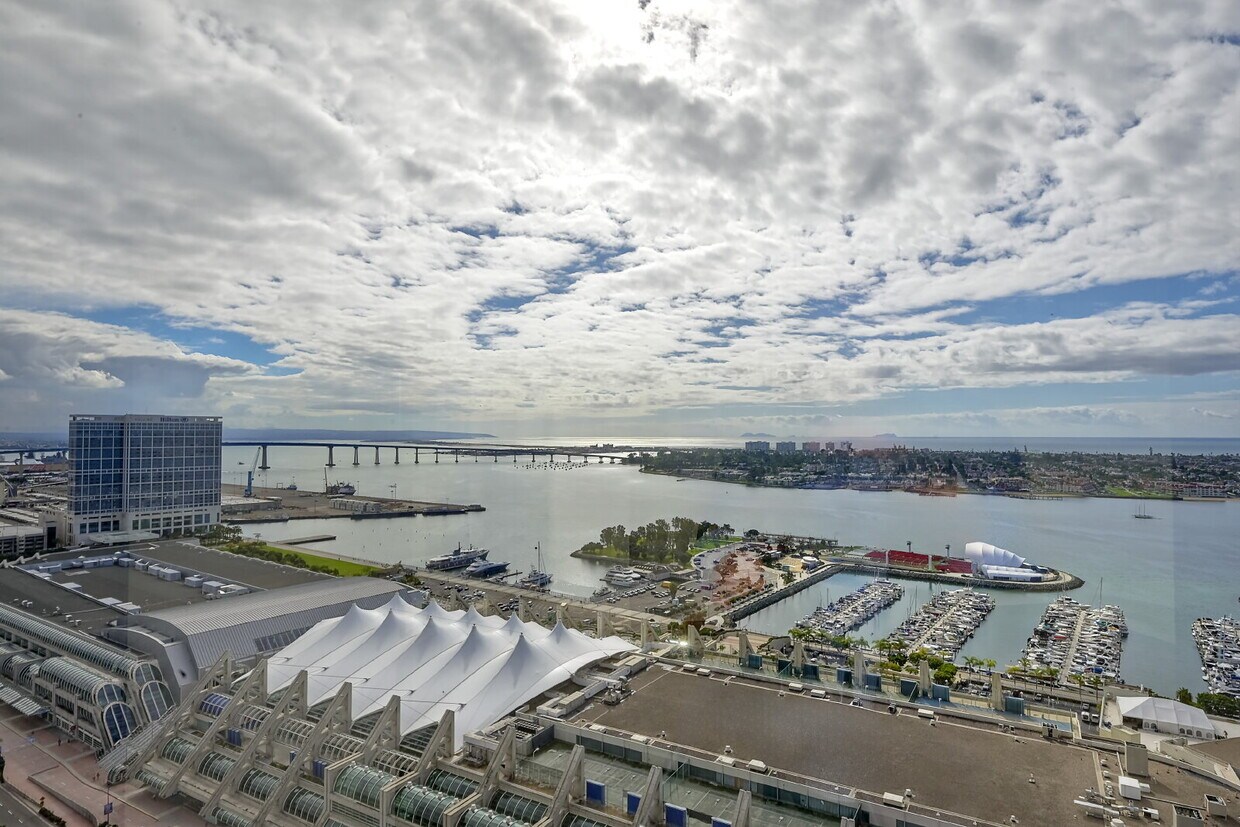 Foto principal - San Diego Water View Luxury High-Rise Living at The Harbor Club — Stunning Bay & City Views- This...