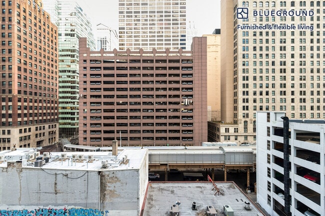 Foto del edificio - 215 W Lake St