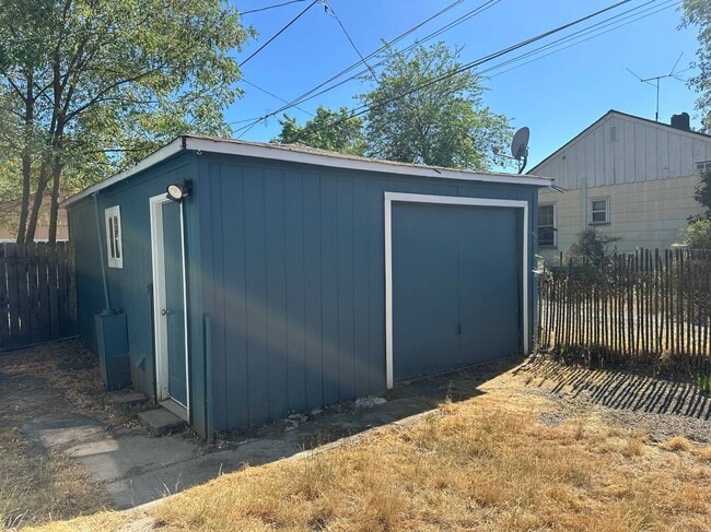 Building Photo - 1405 Prune St