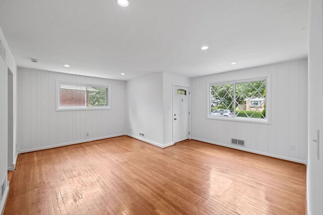 Foto del edificio - Rare Garage and Steps to Metro 4br  2ba