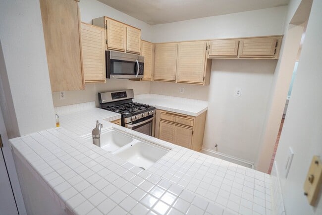 Foto del edificio - COMING SOON! 2-Bedroom Condo with some Uti...