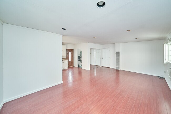 Building Photo - 1447 S Holt Ave