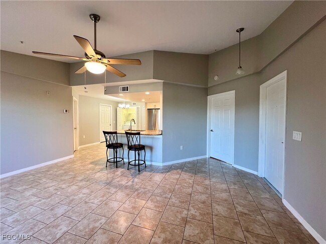 Foto del edificio - 1759 Four Mile Cove Pkwy