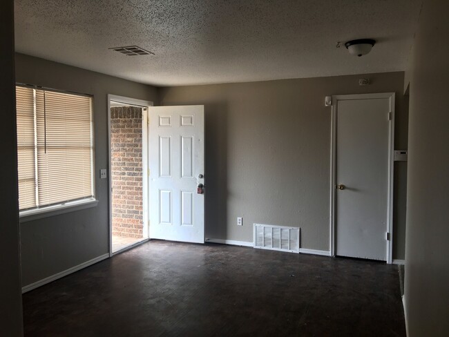 Foto del edificio - Nice 3-bed 1-bath home for rent in SE OKC.