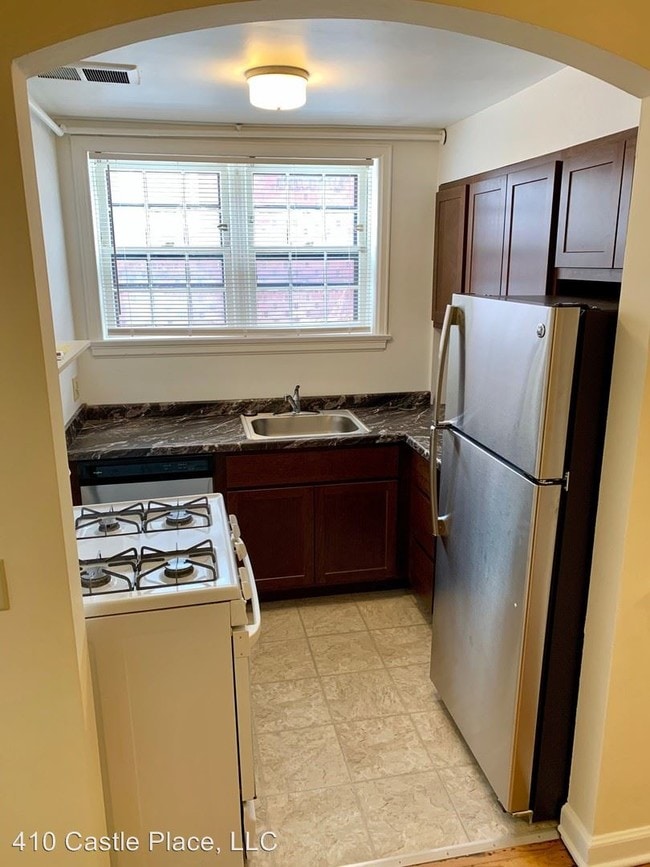 Building Photo - 410 Castle Pl