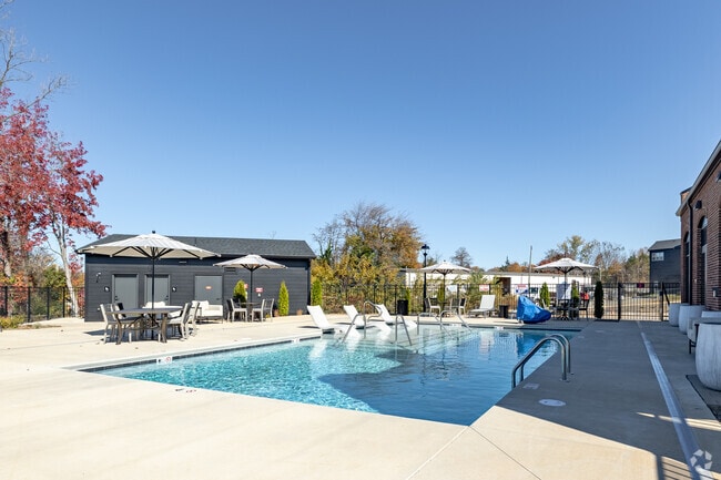 Resort Style Pool - Sablewood