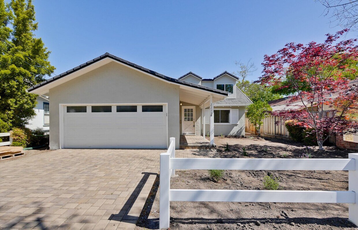Primary Photo - Spacious 4 Beds, 3 Baths Home in College T...