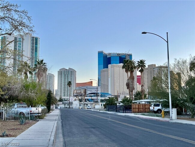 Foto del edificio - 2305 Santa Paula Dr