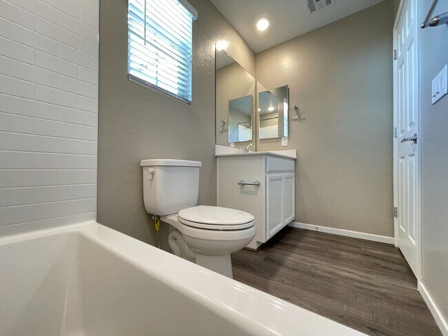 Foto del edificio - Stunning Summerlin Townhome with Private Downstairs Suite – Gated Community